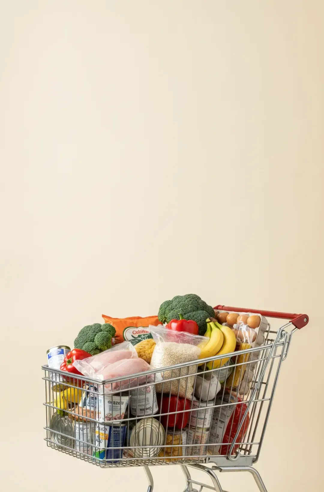 Un caddie de supermarché rempli de poulet, d’œufs, de riz, de pâtes, de brocolis et de conserves